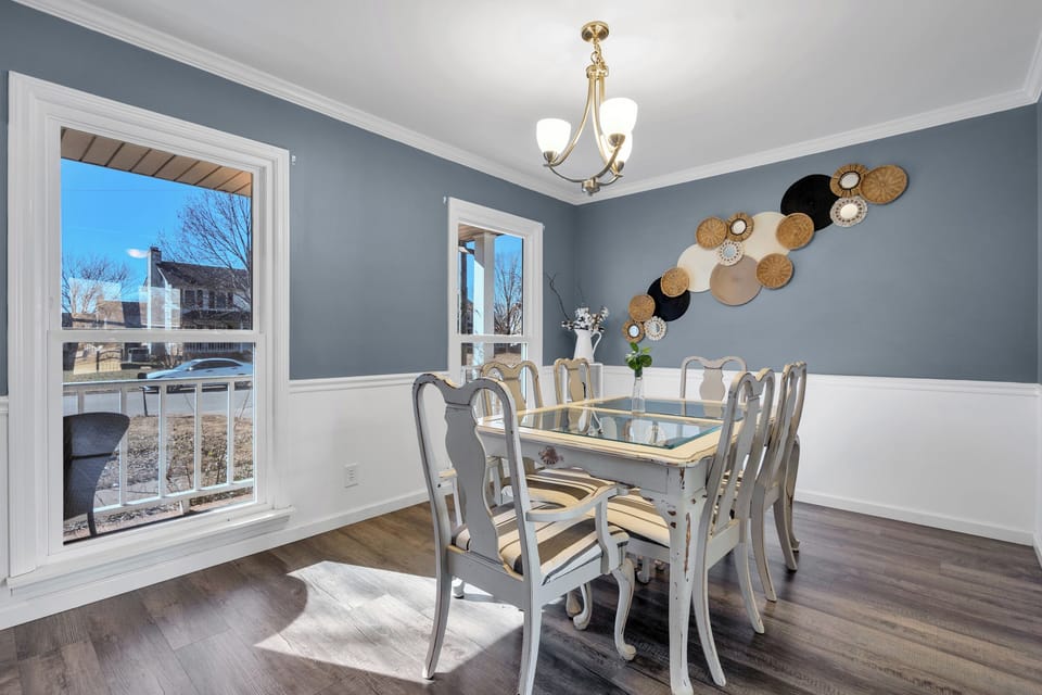 Our Big and Bright home in Clarksville TN offers fast internet and plenty of amenities. Located near Ft. Campbell Army Base, Nashville TN and Oak Grove Gaming Racing and Casino, we offer the perfect, centralized location for all your travel needs. 