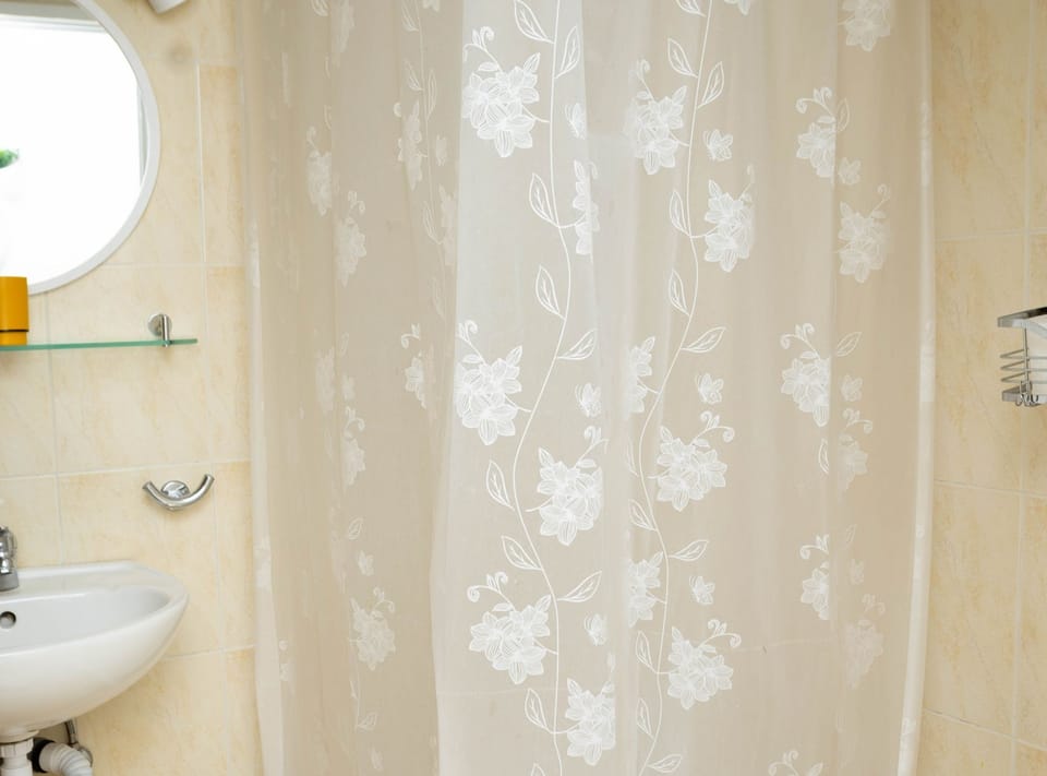 Studio (Studio Apartment with Terrace) | Bathroom | Shower, towels
