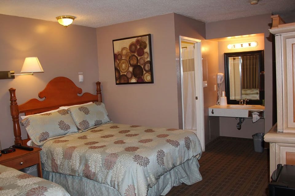 Standard Room, 2 Queen Beds | WiFi (free), bed sheets