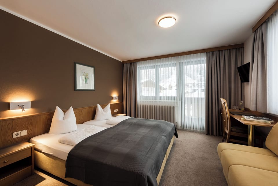 Double Room | In-room safe, desk, laptop workspace, free WiFi