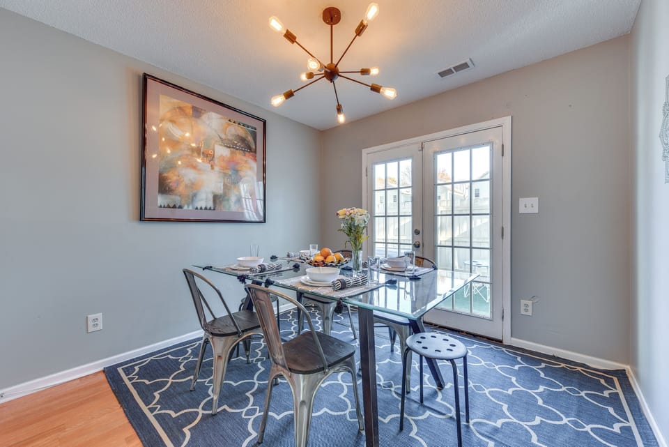 Dining Area | Dishware/Flatware Provided