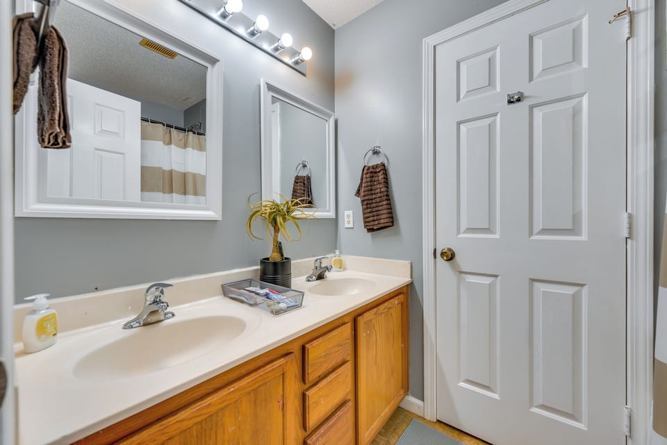 En-Suite Bathroom | Towels Provided