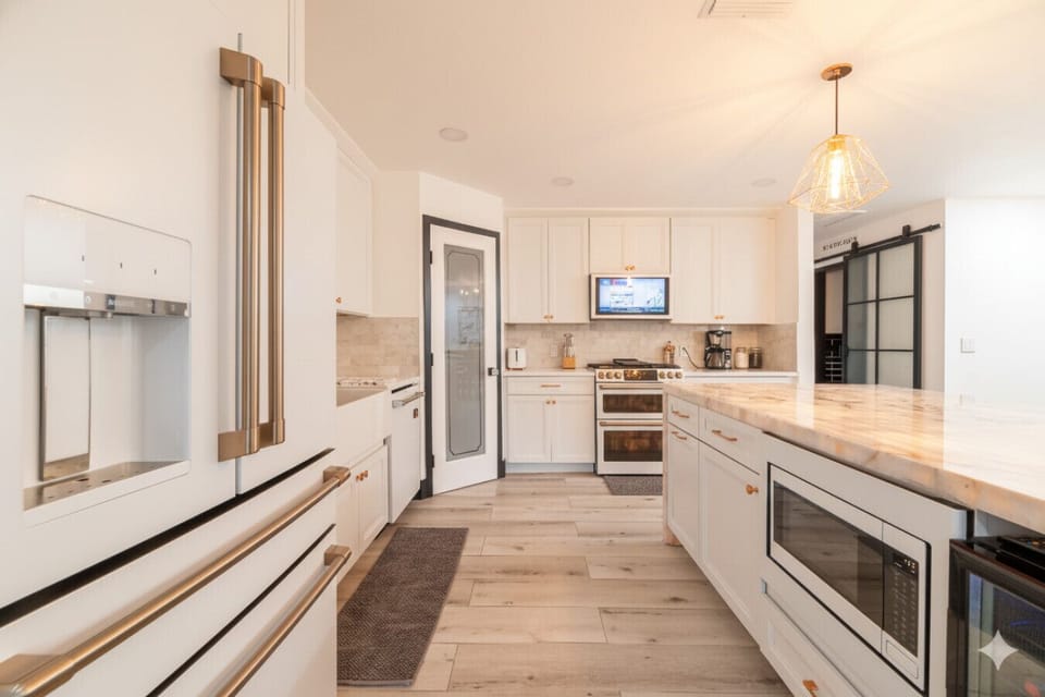 Chef`s Kitchen: Impeccable design with modern appliances and ample counter space, double oven awaits your culinary adventures!