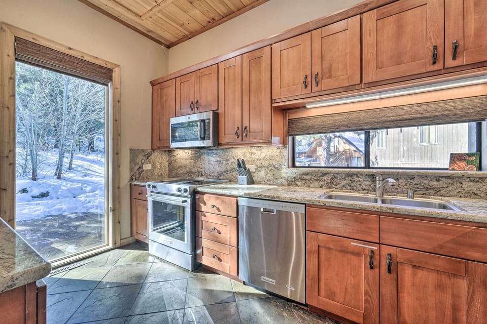 Kitchen | Paper Towels/Trash Bags Provided