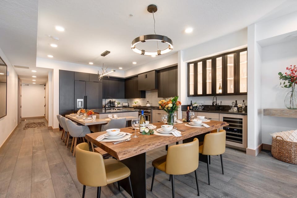 Dining Area with seating for 6