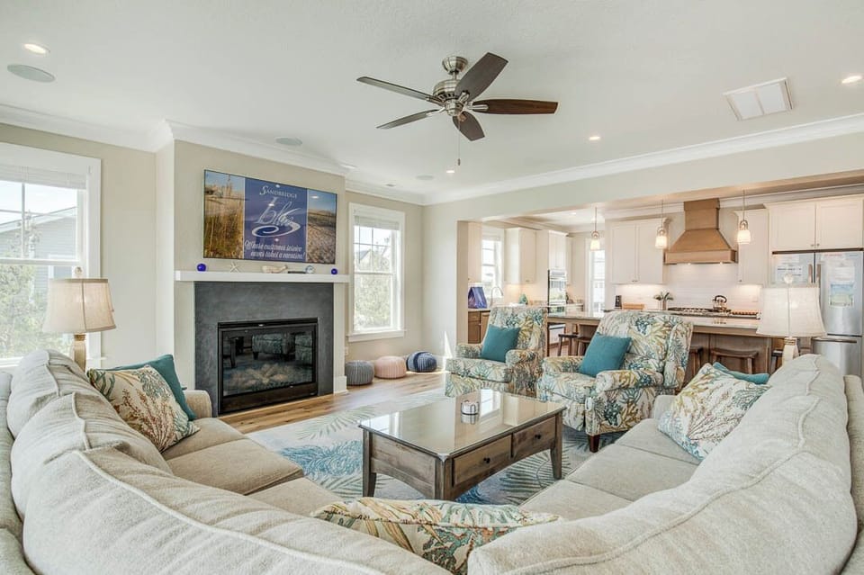 Mid-Level Living Room with Deck Access