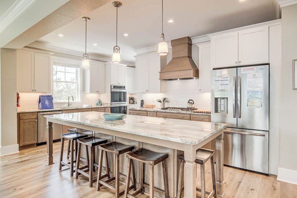 Mid-Level Kitchen with Bar (seats 4)