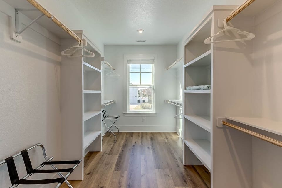 Mid-Level King Master Bedroom Closet
