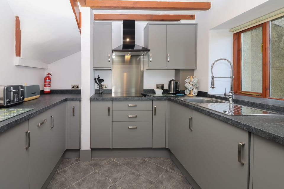 Cottage | Private kitchen | Fridge, dishwasher, electric kettle, toaster