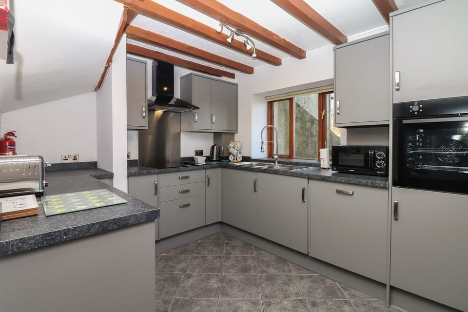 Cottage | Private kitchen | Fridge, dishwasher, electric kettle, toaster