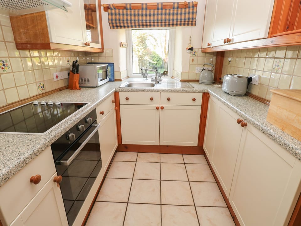 Fridge, cookware/dishes/utensils