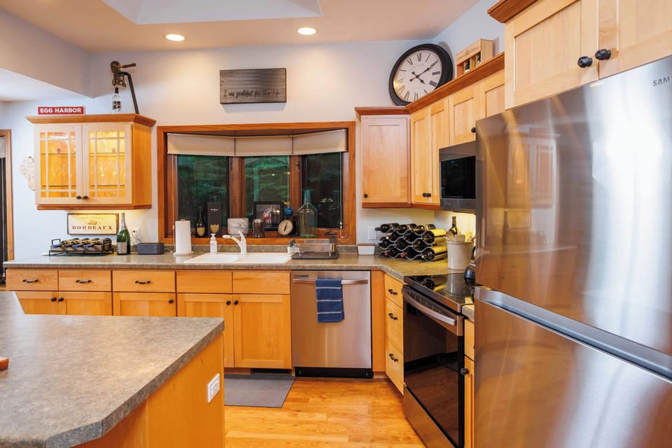 Kitchen includes a lot of storage space for guest's food