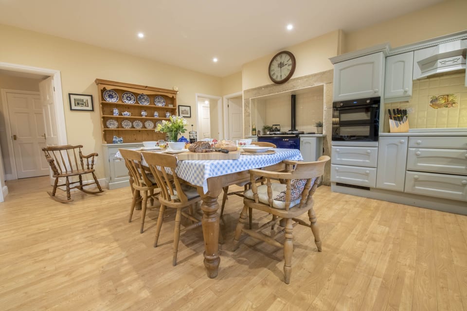 Farmhouse style well-equipped kitchen