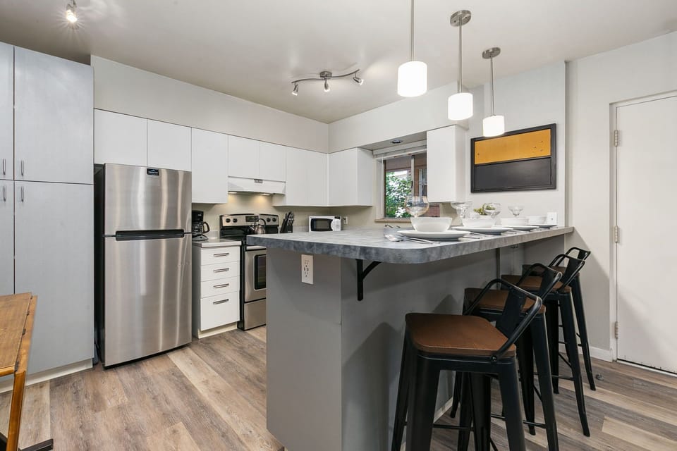 Condo, Multiple Beds, Patio, Garden View (220 Peterson St Unit 5) | Private kitchen | Fridge, microwave, oven, stovetop