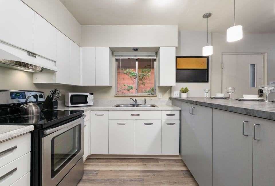 Condo, Multiple Beds, Patio, Garden View (220 Peterson St Unit 5) | Private kitchen | Fridge, microwave, oven, stovetop