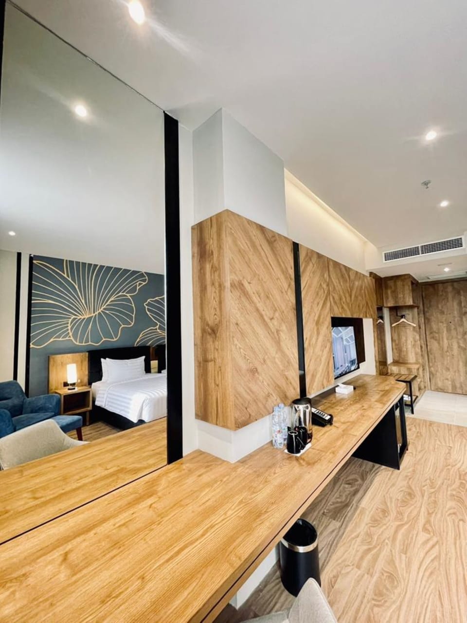 Deluxe Room, 2 Twin Beds, Non Smoking | In-room safe, desk, laptop workspace, blackout drapes