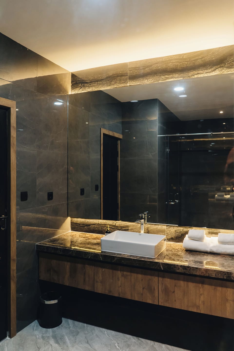 Executive Suite | Bathroom | Shower, rainfall showerhead, free toiletries, slippers