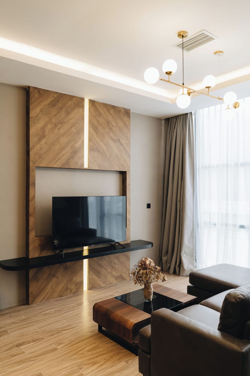 Executive Suite | Living area | 43-inch Smart TV with cable channels, TV