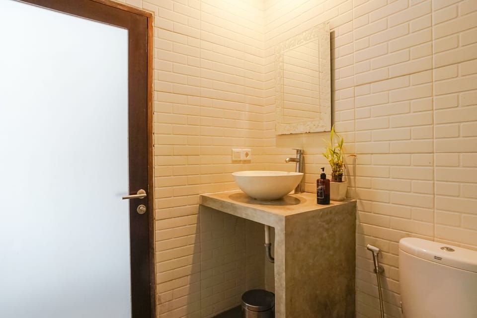 Deluxe Double Room | Bathroom | Shower, towels, soap, shampoo