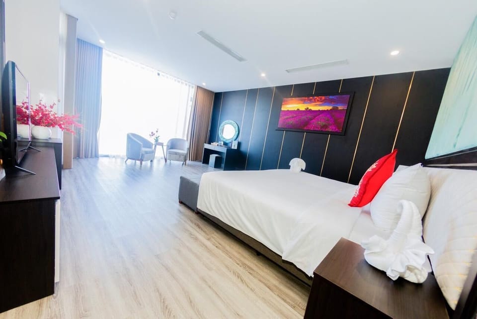 Grand Double Room | In-room safe, desk, laptop workspace, free WiFi