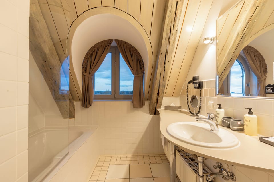Junior Suite | Bathroom | Free toiletries, hair dryer, bathrobes, slippers