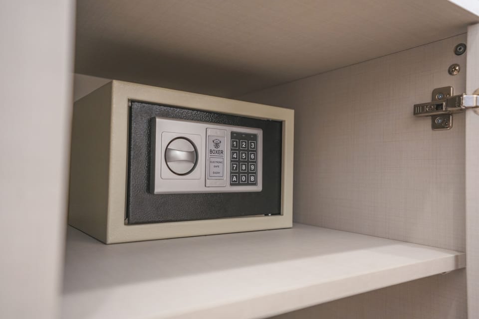 Deluxe Studio Suite | Safe