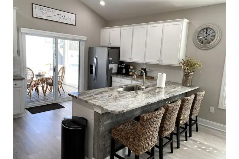 Enjoy breakfast or lunch at the kitchen peninsula.