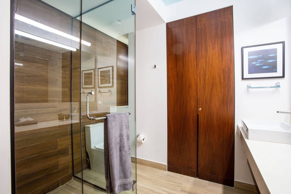 Full guest bathroom