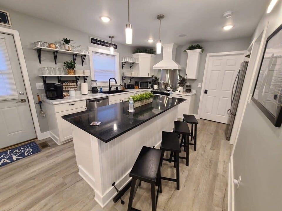 Additional seating for 4 at the kitchen island 