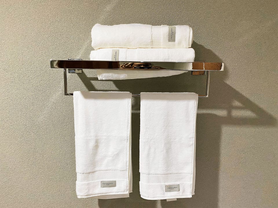 Apartment | Bathroom amenities | Shower, rainfall showerhead, hair dryer, towels