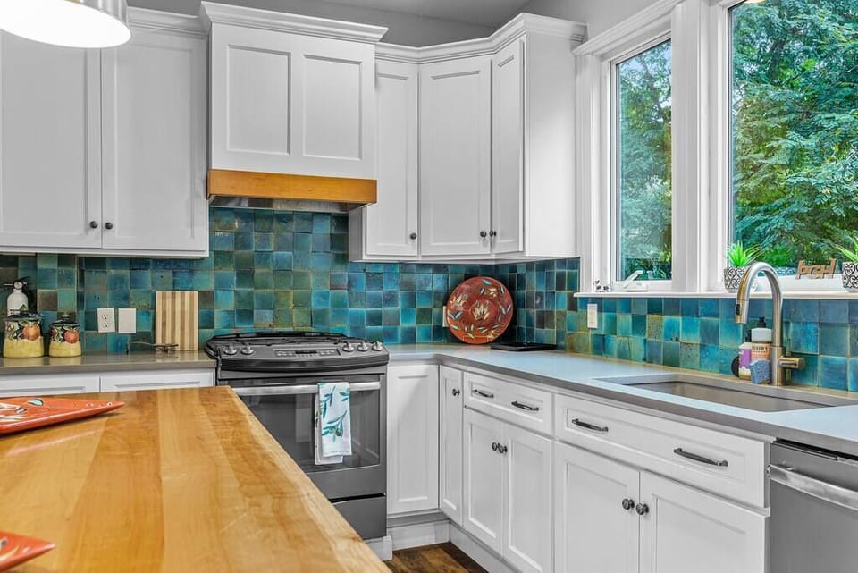 Another shot of the kitchen!