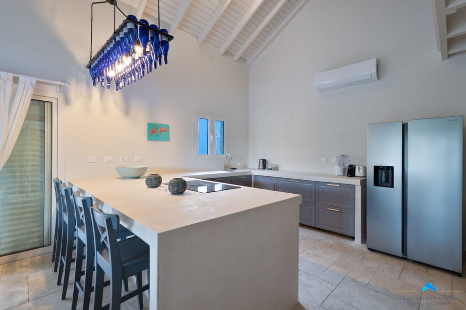 Full-size fridge, microwave, stovetop, dishwasher