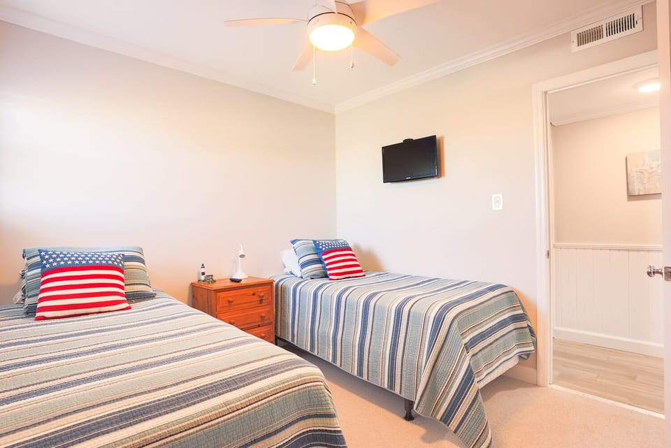 Kids BR w/ twin bed, dresser/closet, Roku streaming/local cable. 