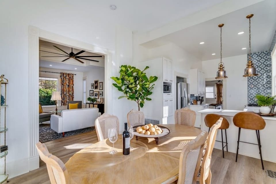 Dining seating for 6 @ table plus 2 @ kitchen counter