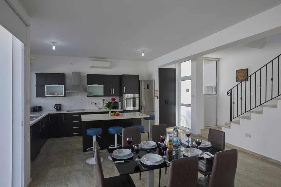 Villa, 3 Bedrooms, Private Pool, Garden View | Dining