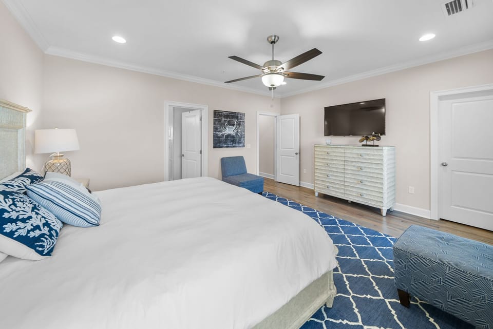 3rd Floor - 🛏️ Master King Suite with walk-in closet, garden tub, and walk-in shower
