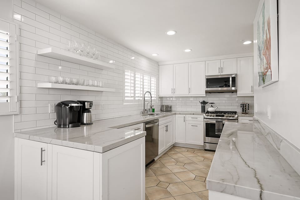 Full kitchen w/ dishwasher, gas stove/range, refrigerator, and dual Keurig+drip coffee pot