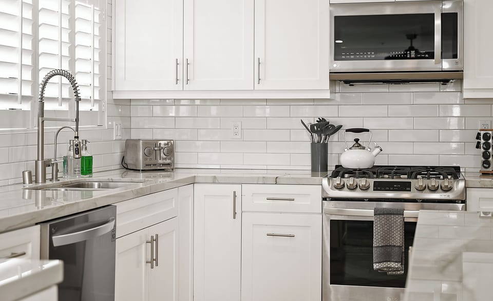 Full kitchen w/ dishwasher, gas stove/range, refrigerator, and dual Keurig+drip coffee pot