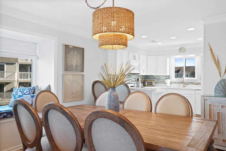 Dining room table with seating for 8 - barstool seating for an additional 2 seats