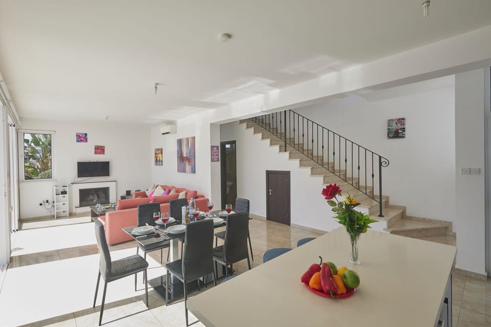 Villa, 3 Bedrooms, Private Pool, Garden View | Dining
