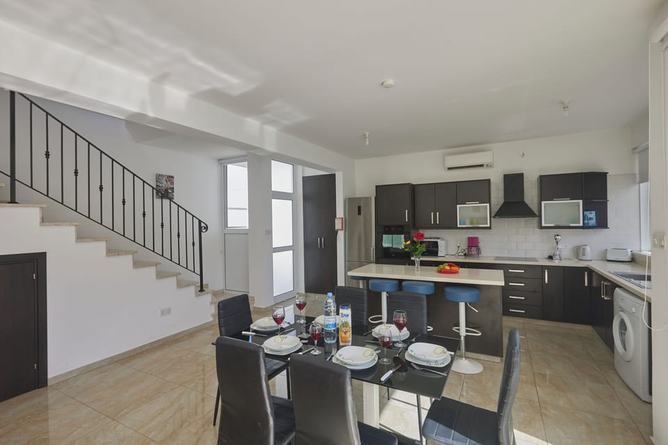 Villa, 3 Bedrooms, Private Pool, Garden View | Dining