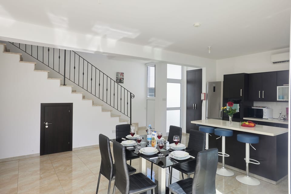 Villa, 3 Bedrooms, Private Pool, Garden View | Dining