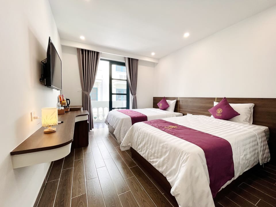Deluxe Room | 1 bedroom, minibar, desk, free WiFi