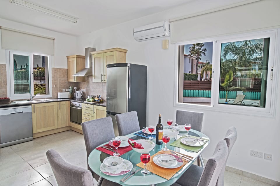 Villa, 3 Bedrooms, Private Pool, Garden View | Dining