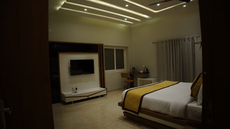 Premium Double Room, 1 Double Bed, Smoking, Garden View | Egyptian cotton sheets, premium bedding, desk, laptop workspace