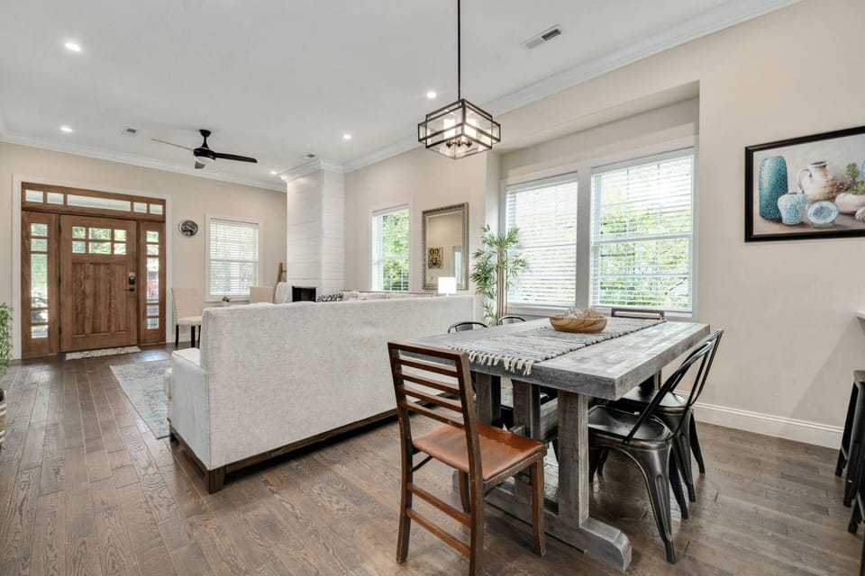 Living room/dining area