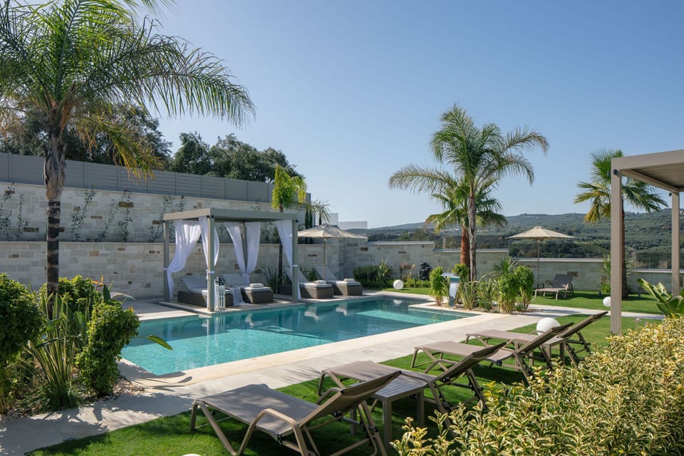 This pool uses salt water electrolysis and can also be heated for the entire stay with an additional daily charge, upon request.