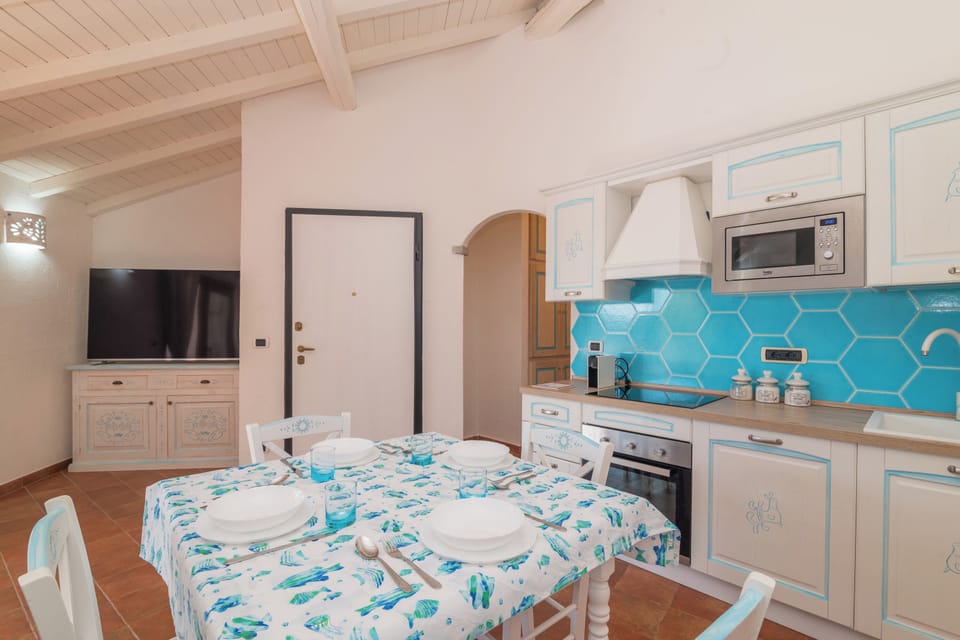 Standard House, 1 Bedroom, Microwave (Celeste House With Pool) | Private kitchen