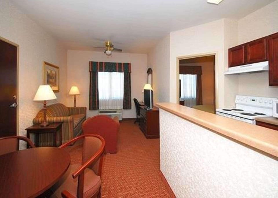 Premium bedding, in-room safe, desk, laptop workspace