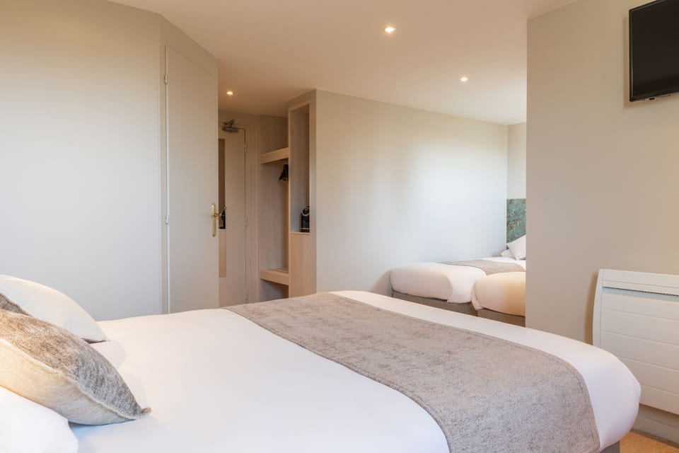 Deluxe Quadruple Room | Blackout drapes, soundproofing, iron/ironing board, free WiFi